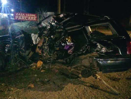 Autoturism iesit dintr-o benzinarie, spulberat de un autocar (FOTO)