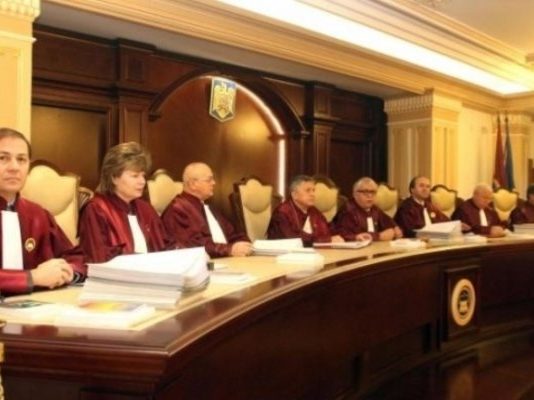 „Și Constituția asta, o porcărie! La fel ca CCR – ul, Avocatul Poporului, etc! Clar, sunt prea multe instituții inutile în țărișoară…”