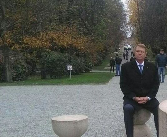 Cine sta la masa mea?
