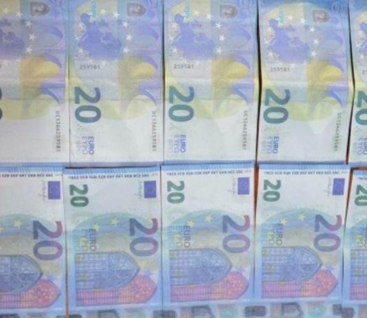 Ciucani momiți cu sume de bani pentru a schimba la cursurile valutare din oraș bancnote false de 20 de euro