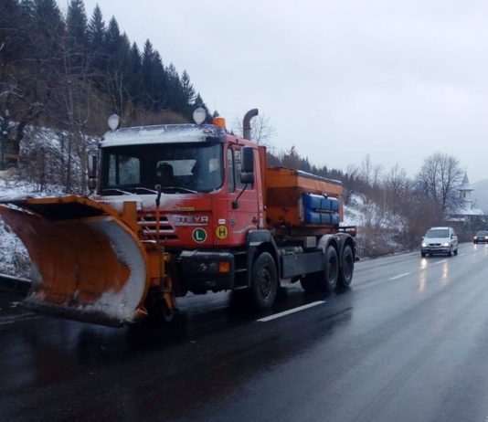 Zăpadă frământată în zona de munte. Cum se circulă pe drumurile naționale din Moldova