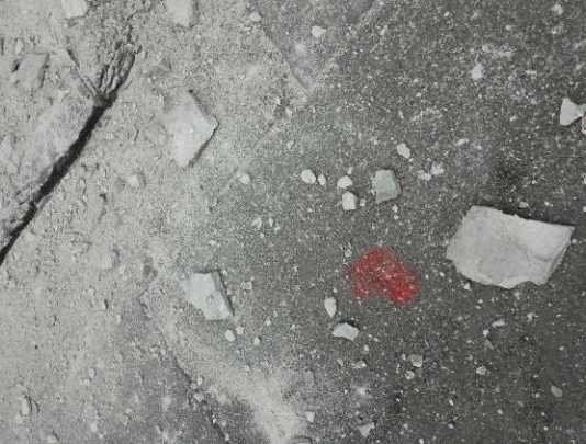 Ploiesteanca ranita de bucati de tencuiala, care s-au rupt si au picat