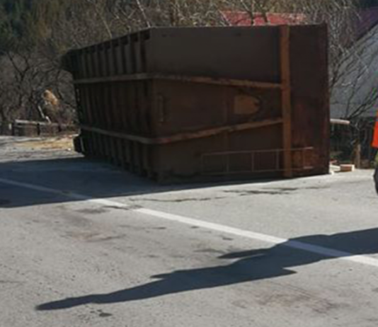 Container de autocamion răsturnat pe DN 15, Poiana