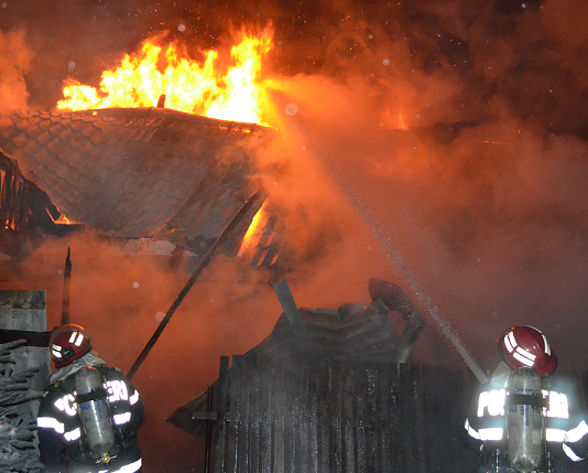 Incendiu violent în Humulești – Intervenția pompierilor a durat 4 ore