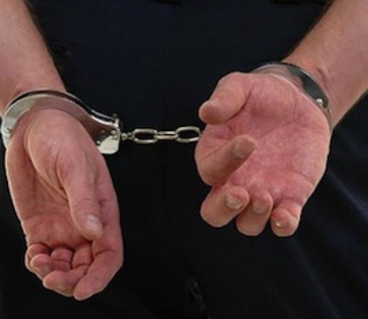 Reținut de poliţişti pentru că a furat din supermarket