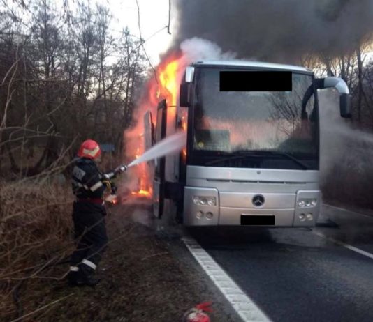 Incendiu la un autobuz între localitățile Racu și Mădăraș
