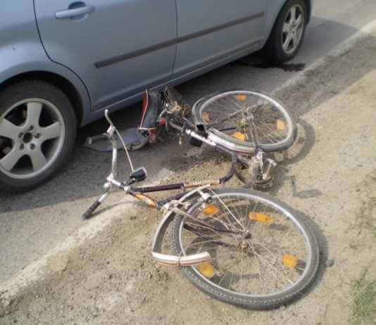 Un biciclist, cam „afumat”, a fost la Tulgheş acroşat, de un şofer ce-a derapat, fiind şi el tot… turmentat