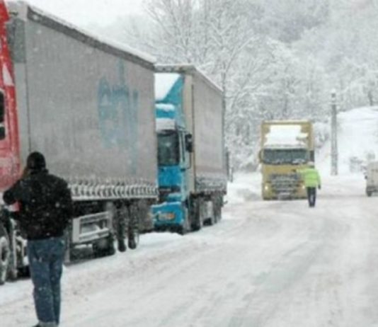 Strat de zăpadă și apă pe drumul între Bucin și Praid. TIR-uririle nu pot înainta