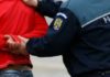 A spart un geam și a intrat să fure, însă a fost prins de polițiști în incinta magazinului