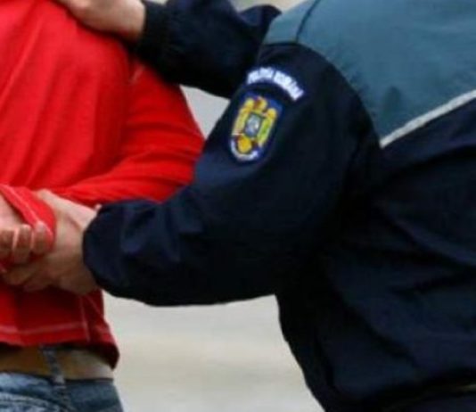 A spart un geam și a intrat să fure, însă a fost prins de polițiști în incinta magazinului