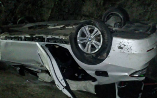 Un sofer baut a bagat masina intr-un sant. Un pasager a fost ranit