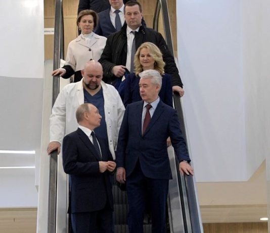 Dmitry Peskov este un om preventiv/Când omul şi toţi fac showoff, el e singurul care stă cu masca pe faţă.