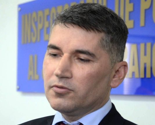 Adrian Vaida il confunda pe seful Poliţiei Municipiului Ploieşti, comisar şef de poliţie Cristian Gelu MANEA, cu primarul Adrian Dobre si se sterge la partea dorsala cu ordinele acestuia