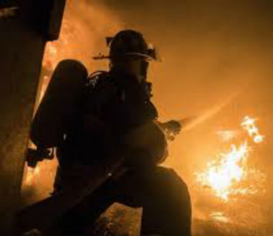 Incendiu puternic intr-o comuna prahoveana. Ard 4 cladiri