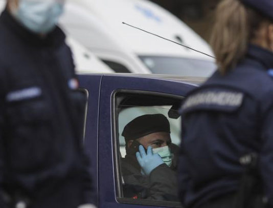 Dosar penal pentru ca a vrut sa fuga din centrul de carantina de la Busteni