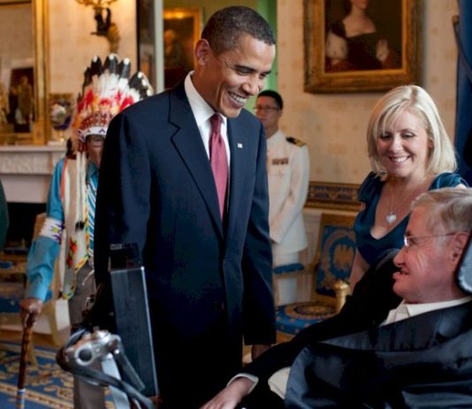 Ce a spus Stephen Hawking în 2001 despre virusul care va decima omenirea?
