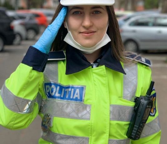 Ea este Alexandra, polițista care a avut acea reacție admirabilă față de medicul pe care l-a oprit în trafic. Ministerul Afacerilor Interne, Romania: Domnule doctor, Alexandra vă salută, de data aceasta cu zâmbet!