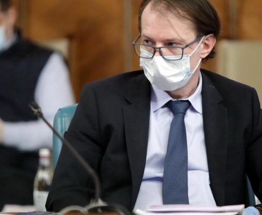 Câțu a început s-o zguduie, s-o dea de gard și să o bata în prepuț ca să crească mare!!