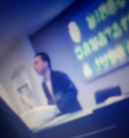DSP Arad/Directorul DSP Arad (jurist) Constantin Catana, in discutii cu personalul sanitar convocat pentru a fi trimis in vama Nadlac.