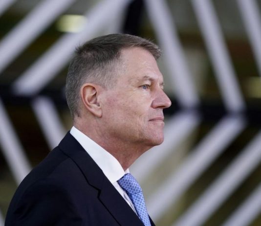 „Liberation îl face de bafta lumii pe Fake News Maus/Io zic că Liberation să fie interzis printr-o ordonanţă militară a lui Vela prompter fără geacă ceva”