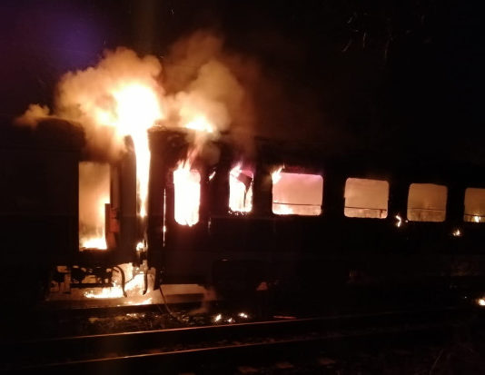 Calator gasit carbonizat intr-un vagon care a luat foc (VIDEO)