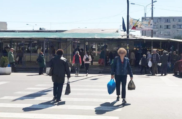 Halele-Centrale-Ploiesti-pline-depensionari-la-cumparaturi.jpg