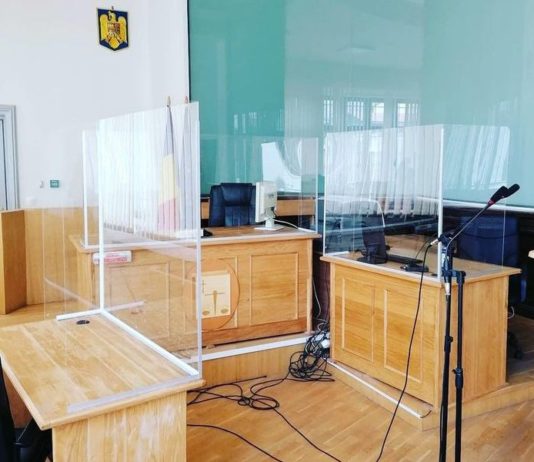 Salile de judecata s-au umplut de plexilglas/Imaginile sunt dezolante