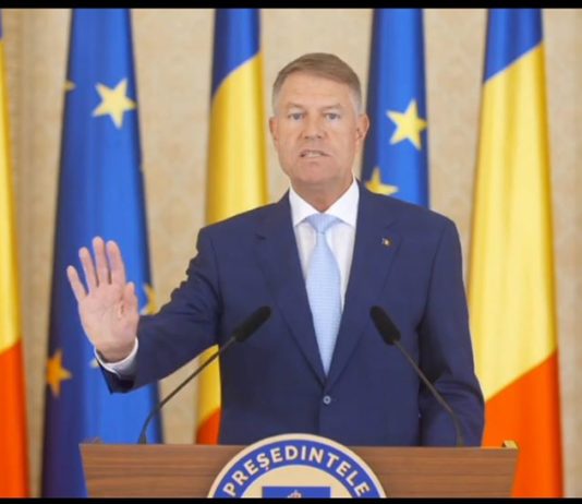 Cat de sus credeti ca poate sa salute Iohannis prin ridicarea mainii drepte cand se adreseaza ,,maselor”?