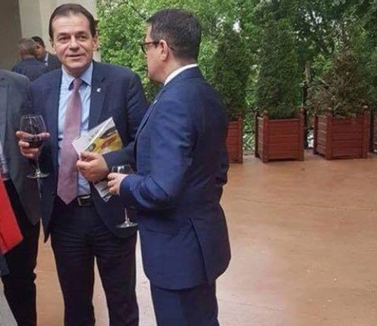 O piedica in calea uitarii/Oare ce isi spuneau cei doi la o reuniune publica intr-un cadru relaxant!