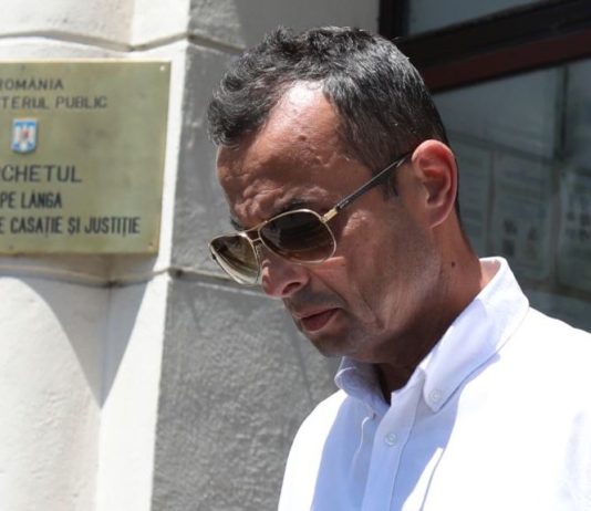 Povestea continuă/Fostul procuror Mircea Negulescu de la DNA Ploieşti in poarta, pe inserat, la un denuntator DNA