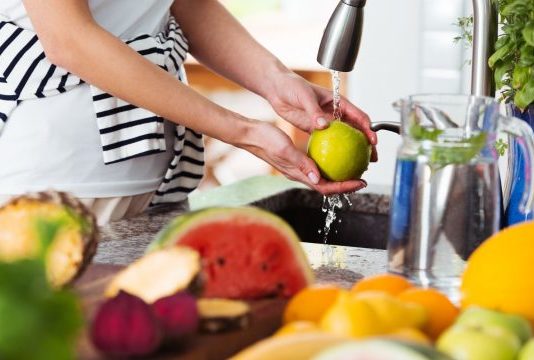 Cu ce poți curăța fructele și legumele. Nutriționist: ”Simpla spălare cu apă nu e suficientă”