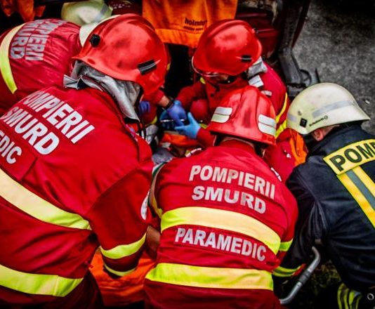 O mașină cu polițiști și jandarmi în plină misiune a fost spulberată de tren, într-o comună din Prahova.