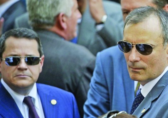 Vechea gardă moare, dar nu se predă!/Acoperiții U.M. 0472, puci la SRI!