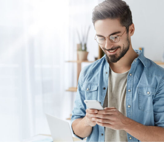 Iată 5 sfaturi de la stiliști pentru a avea succes pe aplicațiile de dating