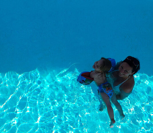 Avantajele pentru copii de a avea o piscina acasa