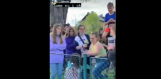 Adolescenta umilita si batuta intr-un parc, de alti copii (VIDEO)