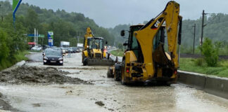 DN1- Nistoresti, trafic blocat din cauza unor aluviuni ajunse pe carosabil (FOTO)