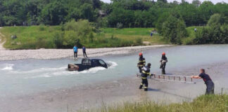 Erau sa ramana fara masina, pentru ca au spalat-o in rau (VIDEO)