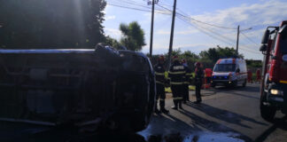 Accident mortal, in care a fost implicat un autoturism care transporta elevi (FOTO)