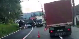 Probleme de trafic in Busteni, din cauza unui camion rasturnat (FOTO si VIDEO)