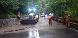 Trafic rutier afectat de aluviuni pe DN1 A, pe raza comunei Maneciu (FOTO)