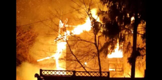 Imagini exclusive de la incendiul care a mistuit fostul dispensar veterinar din Baicoi