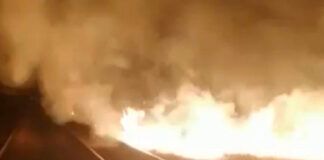 Un incendiu de vegetatie ameninta 20 de vagoane CFR, incarcate cu benzina