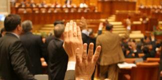 Incitarea publicului la violenţă, ură sau discriminare se pedepseşte cu închisoare de la 6 luni la 3 ani