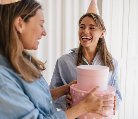 Ce cadou îi faci mamei tale de ziua ei? 4 idei de cadouri care o vor face fericită