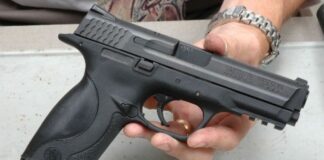 Ploieștean săltat de poliție, după ce a fost văzut cu două arme asupra sa