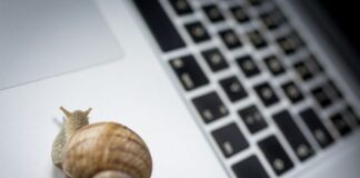 de ce laptopul merge greu