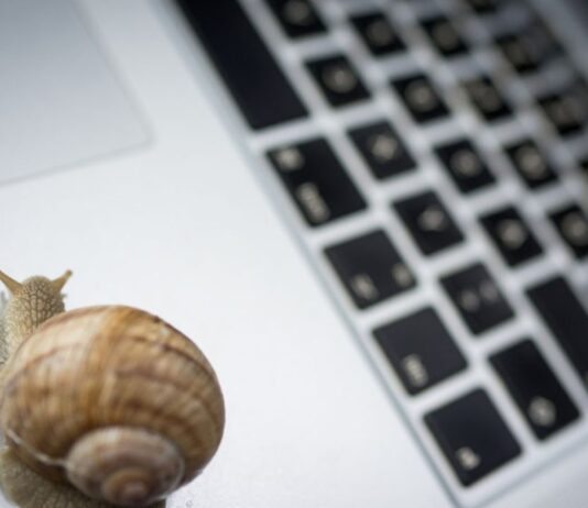 de ce laptopul merge greu