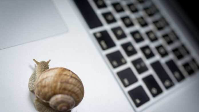 de ce laptopul merge greu