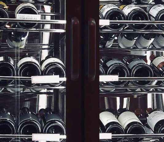 Iata cum va puteti surprinde clientii cu cele mai originale alegeri dintr-o vitrina de vinuri! vitrina vinuri
